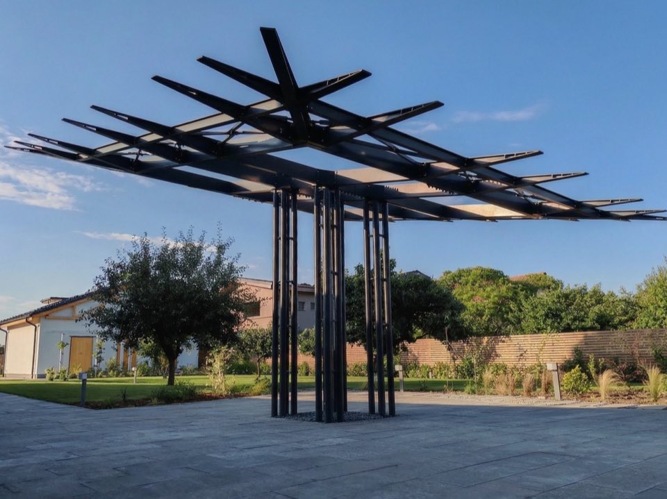 Detaliu structură și panouri solare